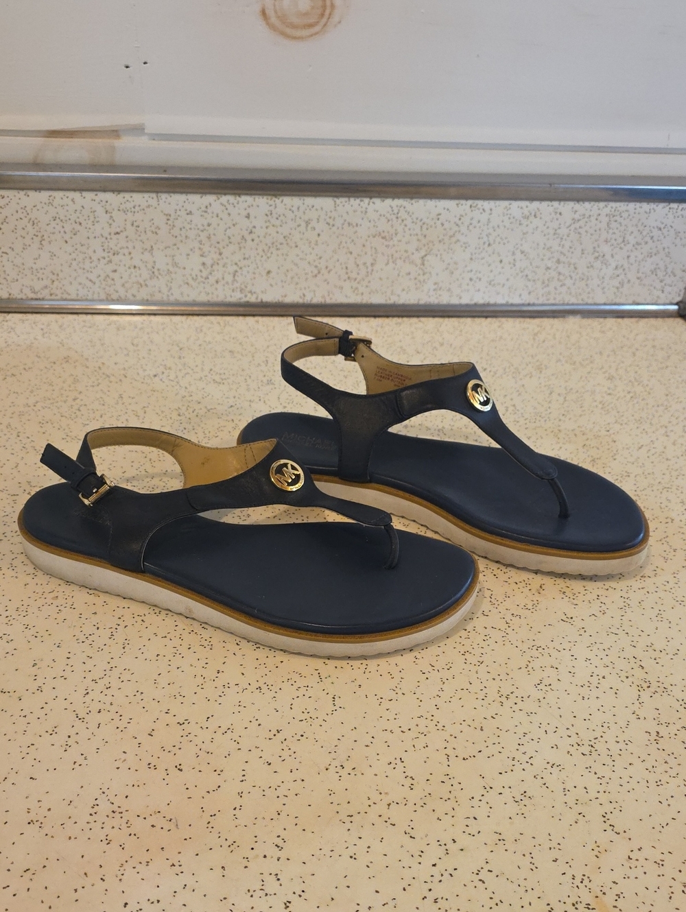 Michael Kors Women's Judy Leather Thong Sandals Gold Logo Ankle Strap 7.5M - Picture 3 of 9